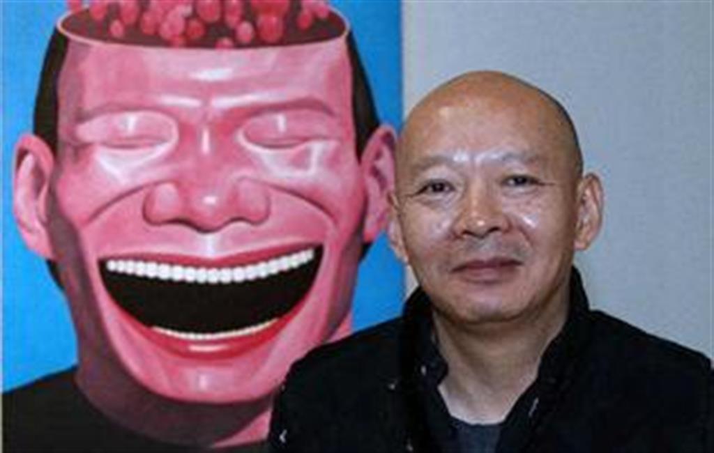 Yue Minjun devant une oeuvre (Personnalisé)