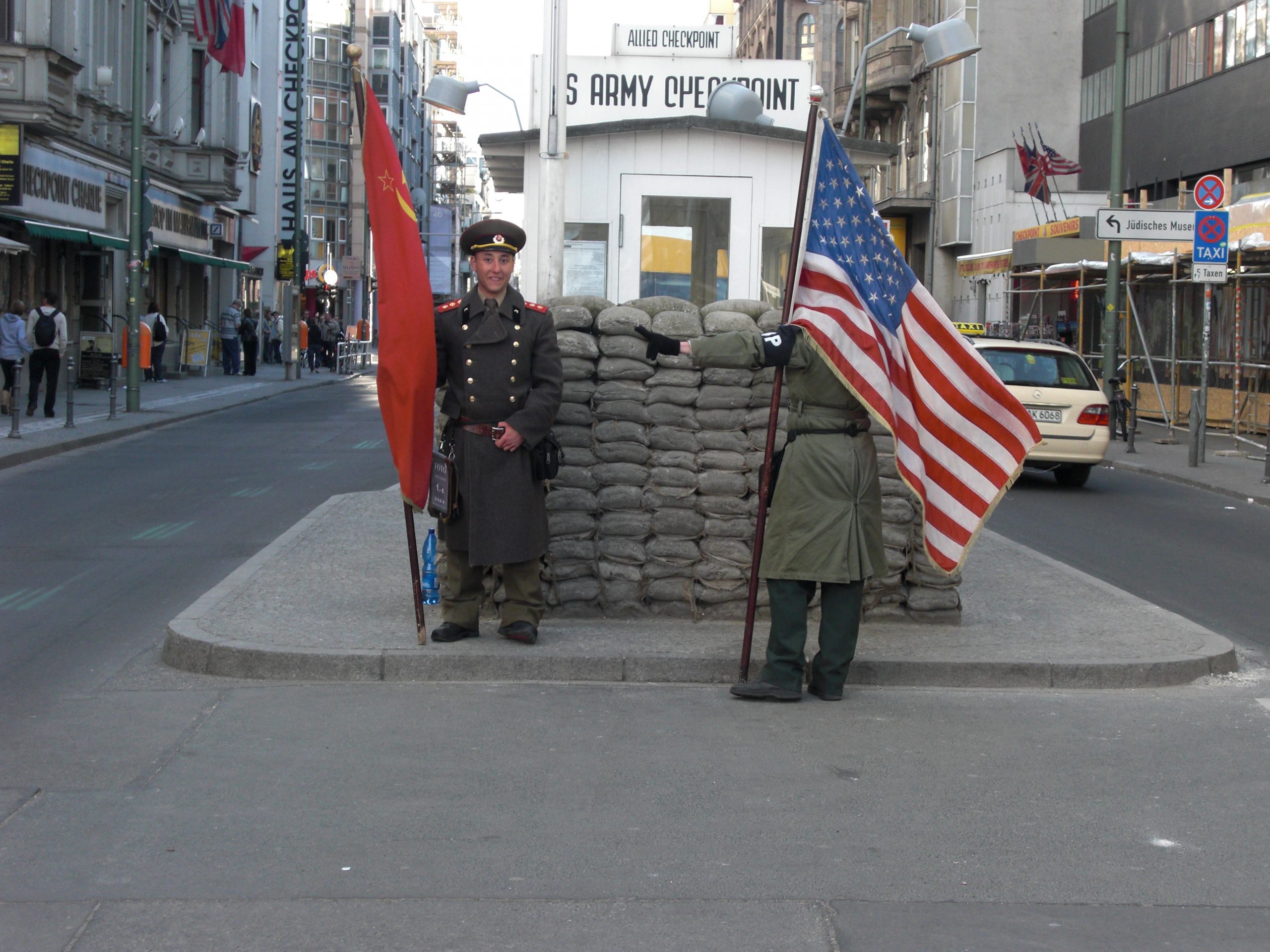 Berliner Mauer, Checkpoint Charlie, 2010 (mise en scène humoristique)